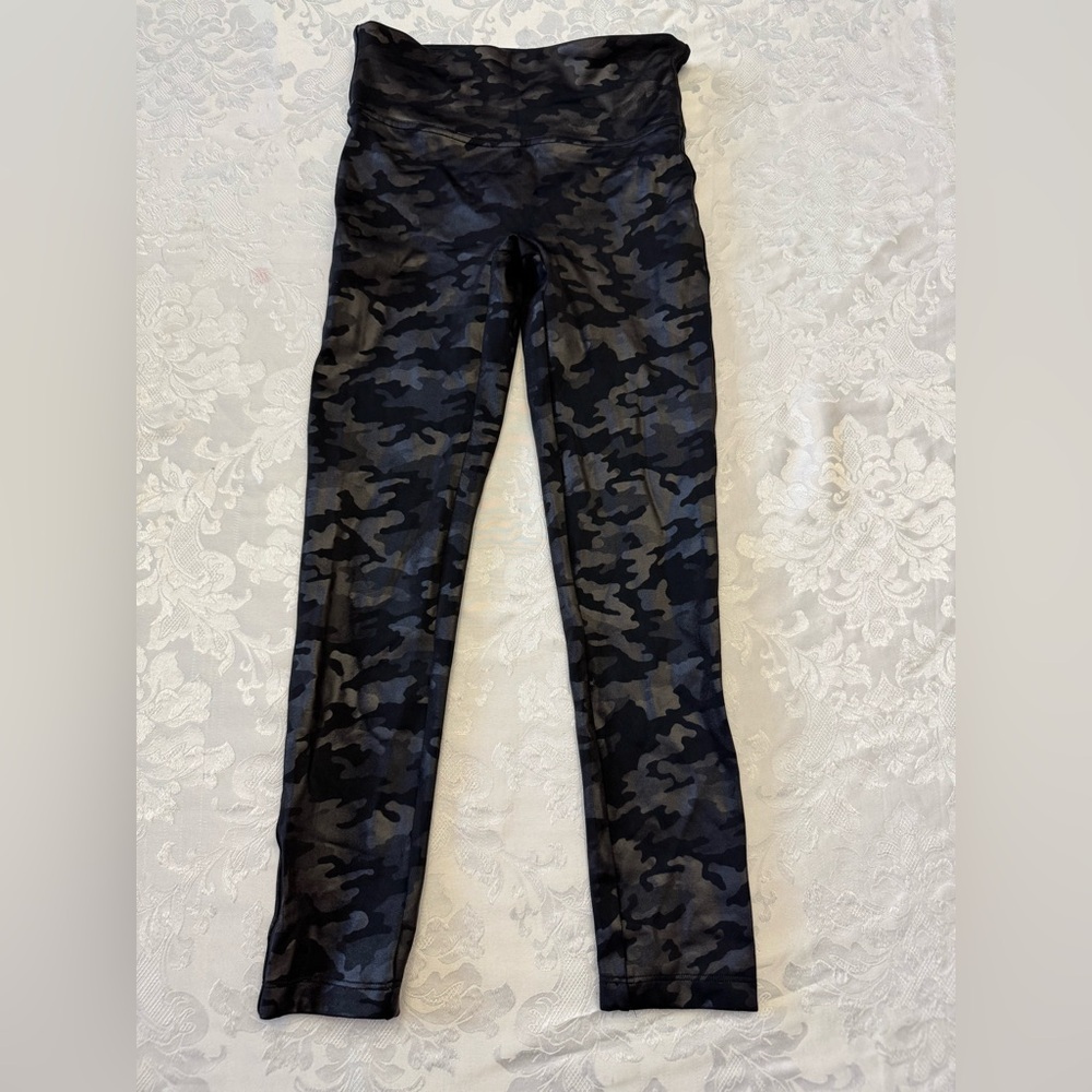 Spanx Faux Leather Camo Leggings Matte Black Size Small 20185R Yoga Gym slimming